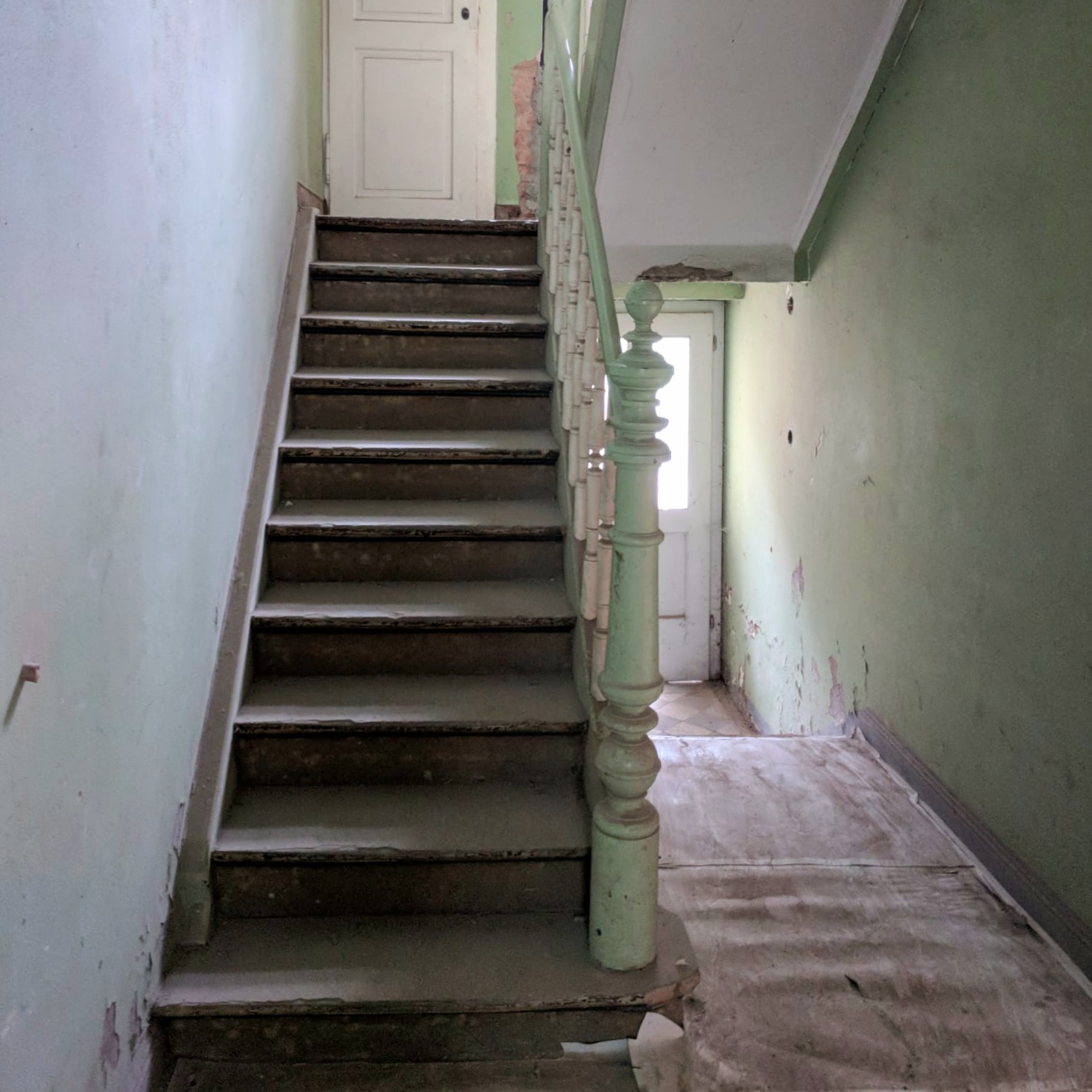 Vorher: Abgenutzte Holztreppe