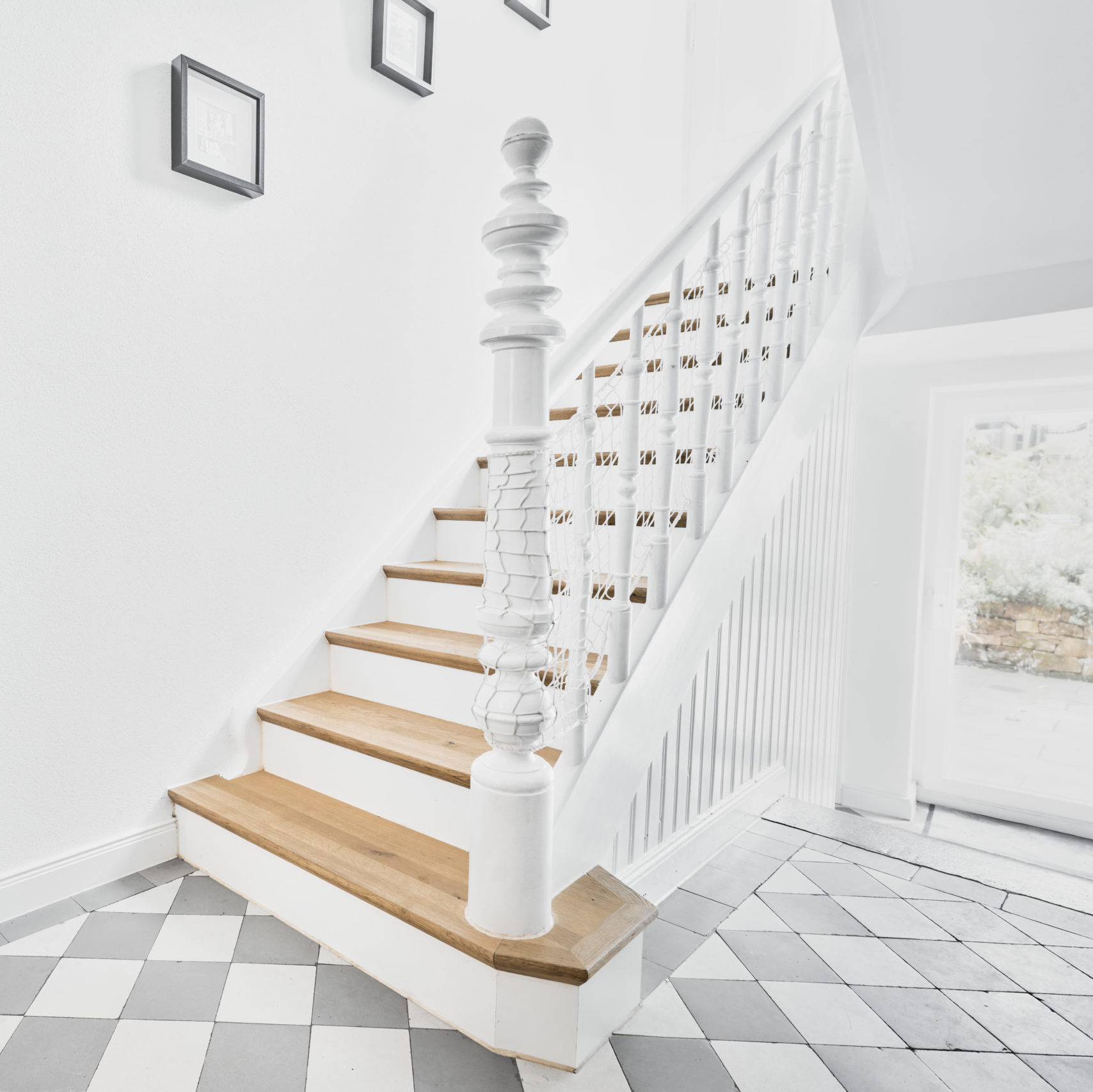 Nachher: Elegante Holztreppe nach Sanierung