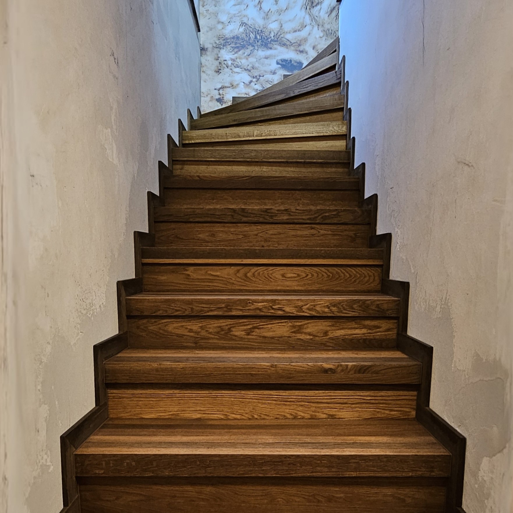 Nachher: Hochwertige Treppenrenovierung mit Eiche