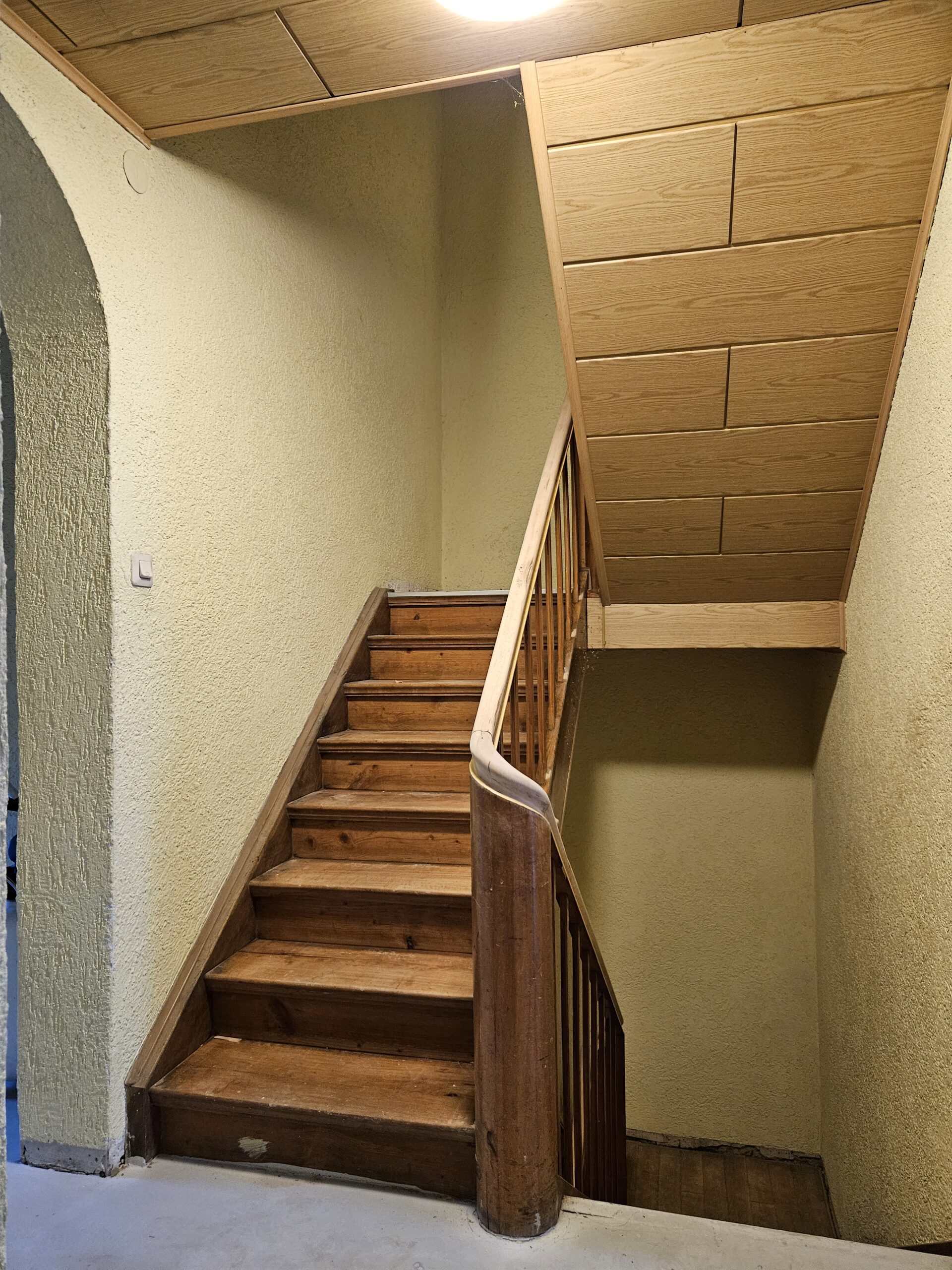 Vorher: Holztreppe vor der Renovierung